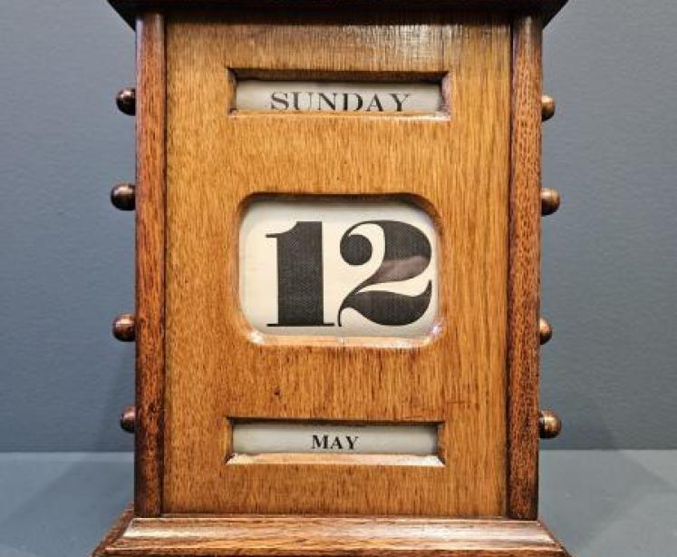 Large Late Victorian Golden Oak Perpetual Desk Calendar - Image 6
