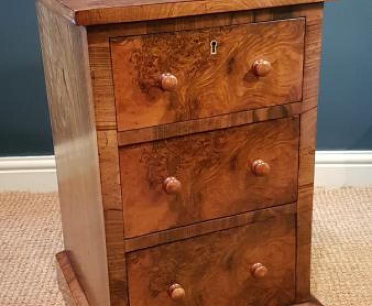 Matching Pair of Victorian Burr Walnut Bedside Chests - Image 5