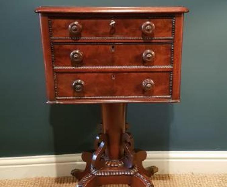 Fine Quality Regency Mahogany Lamp Table - Image 1