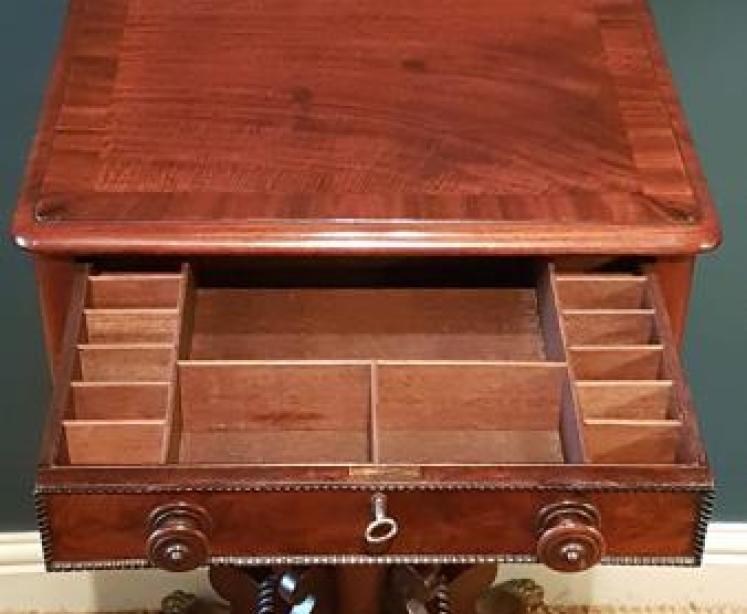 Fine Quality Regency Mahogany Lamp Table - Image 3