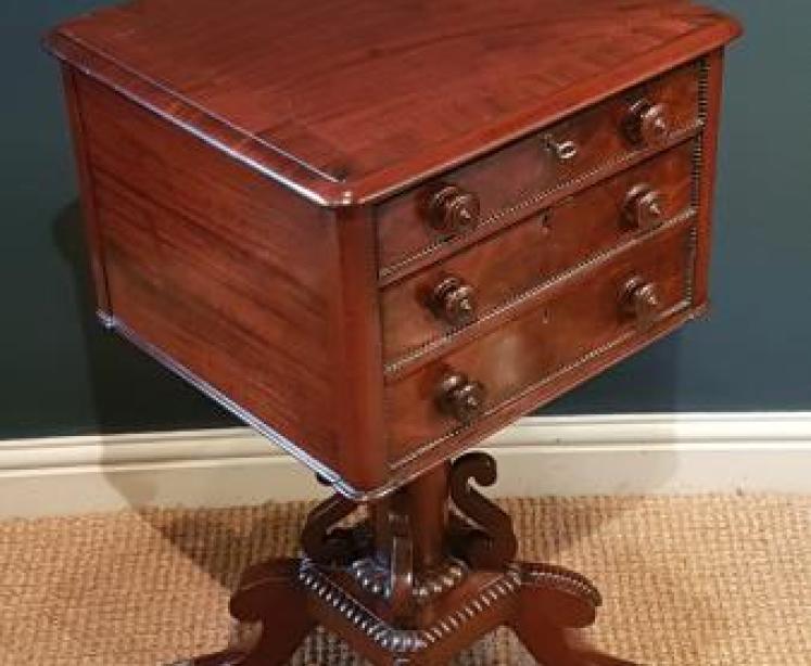 Fine Quality Regency Mahogany Lamp Table - Image 4