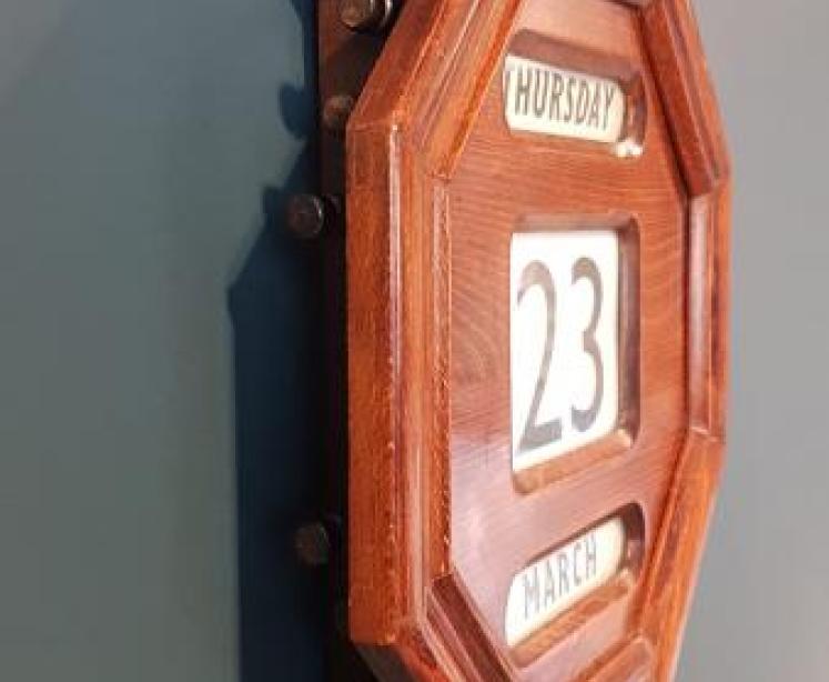 Immaculate Edwardian Oak Perpetual Wall Calendar  - Image 2