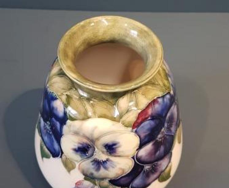 Superb Macintyre Moorcroft Pansy on White Vase - Image 3
