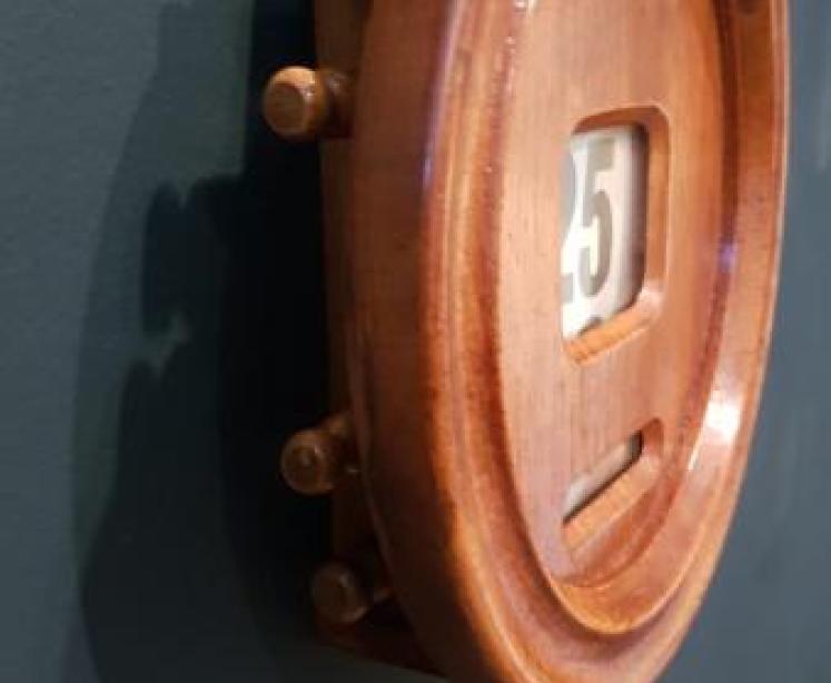 Edwardian Oak Perpetual Wall Calendar - Image 3