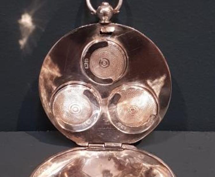 Silver Pocket Watch Style Triple Sovereign Case - Image 1