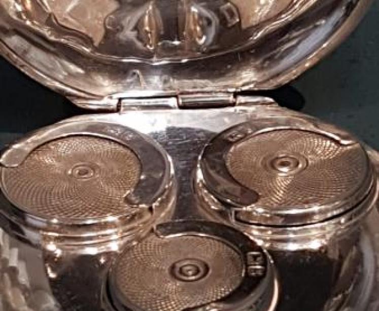 Silver Pocket Watch Style Triple Sovereign Case - Image 5