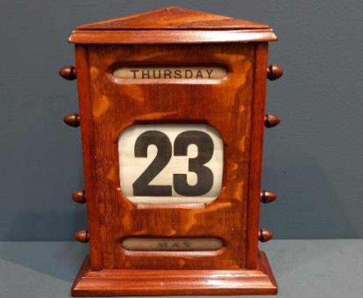 Edwardian Figured Oak Perpetual Desk Calendar - Image 1