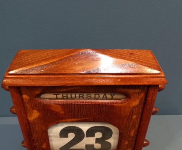Edwardian Figured Oak Perpetual Desk Calendar - Image 3