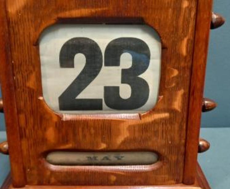 Edwardian Figured Oak Perpetual Desk Calendar - Image 4