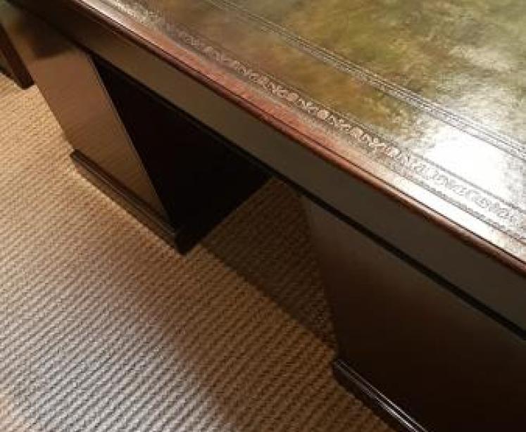 Superb Mahogany Pedestal Desk - Image 6