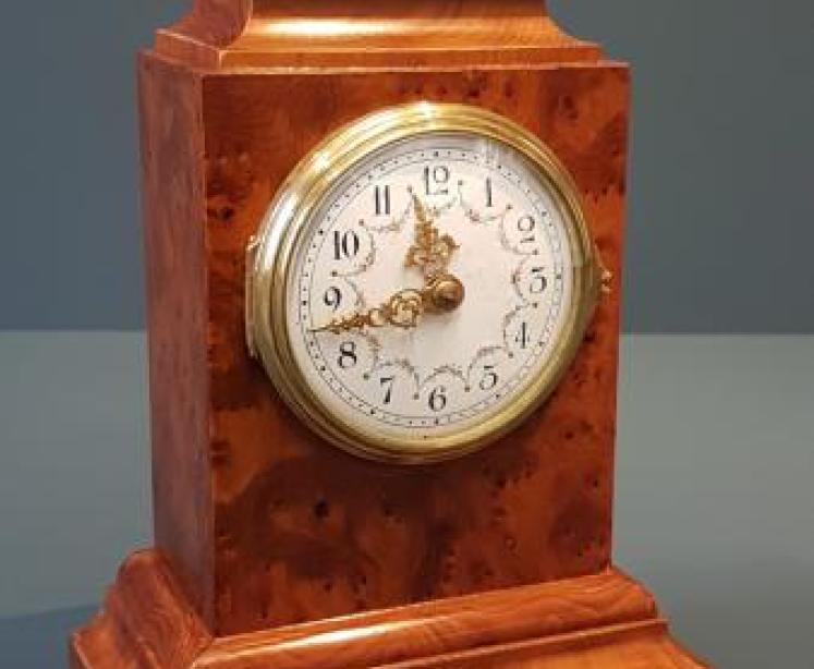 Fine Quality Victorian Burr Yew Mantel Clock - Image 1