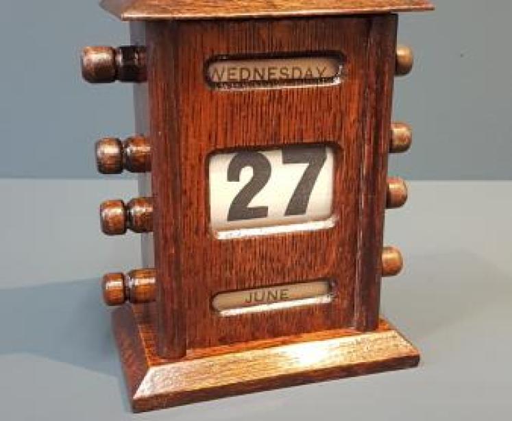 Edwardian Oak Perpetual Desk Calendar  - Image 1