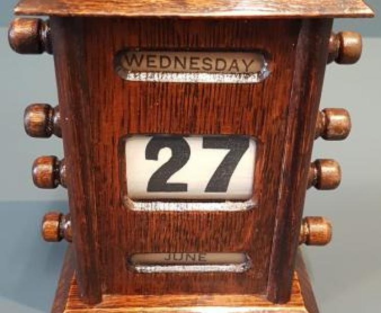 Edwardian Oak Perpetual Desk Calendar  - Image 2