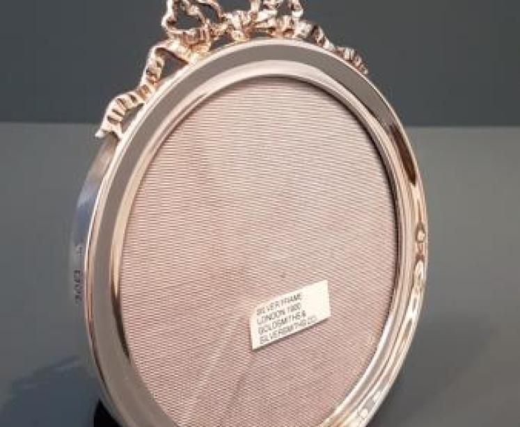 Victorian Silver Ribbon Crest Photo Frame - Image 1