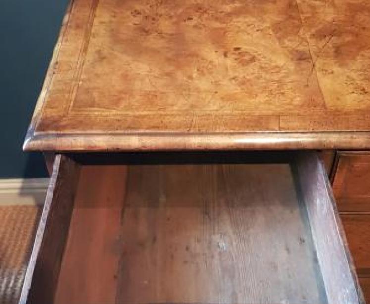 Georgian Walnut Chest of drawers  - Image 2