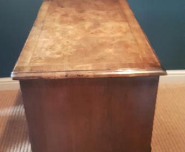 Georgian Walnut Chest of drawers  - Image 3