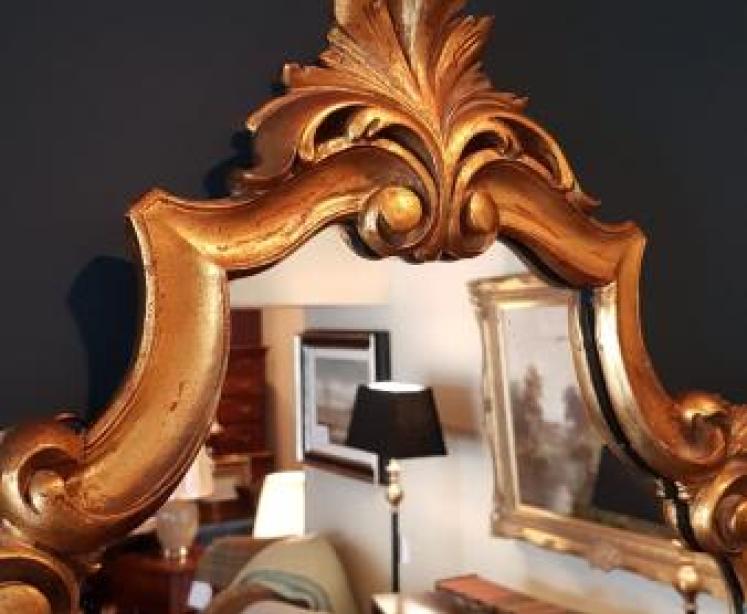 Victorian Gilt Mirror with Leaf Crest - Image 2