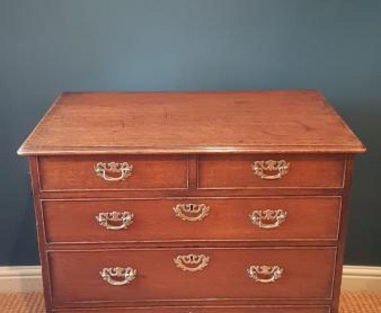 Superior Quality George III Oak Chest of Drawers  - Image 1