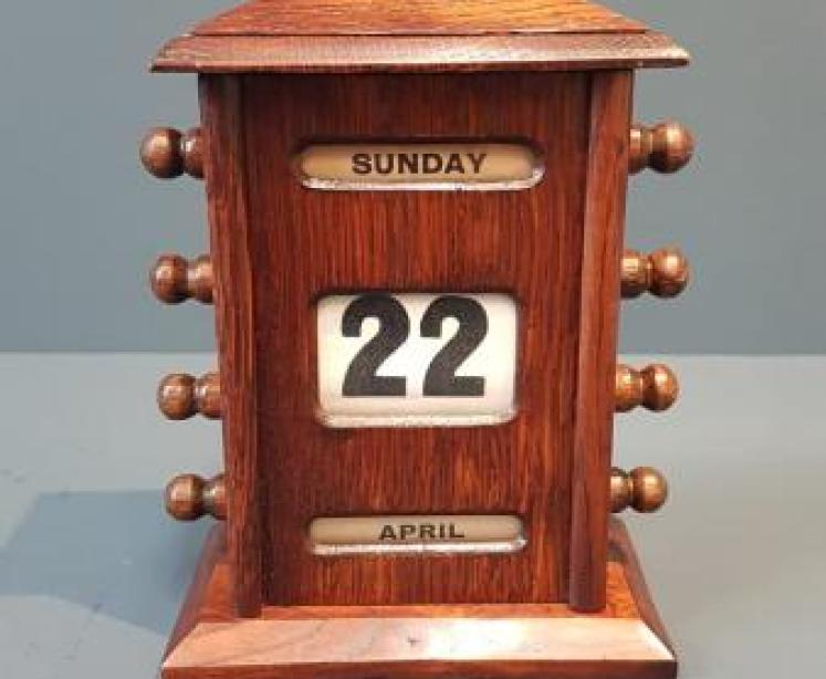 Edwardian Oak Perpetual Desk Calendar - Image 1