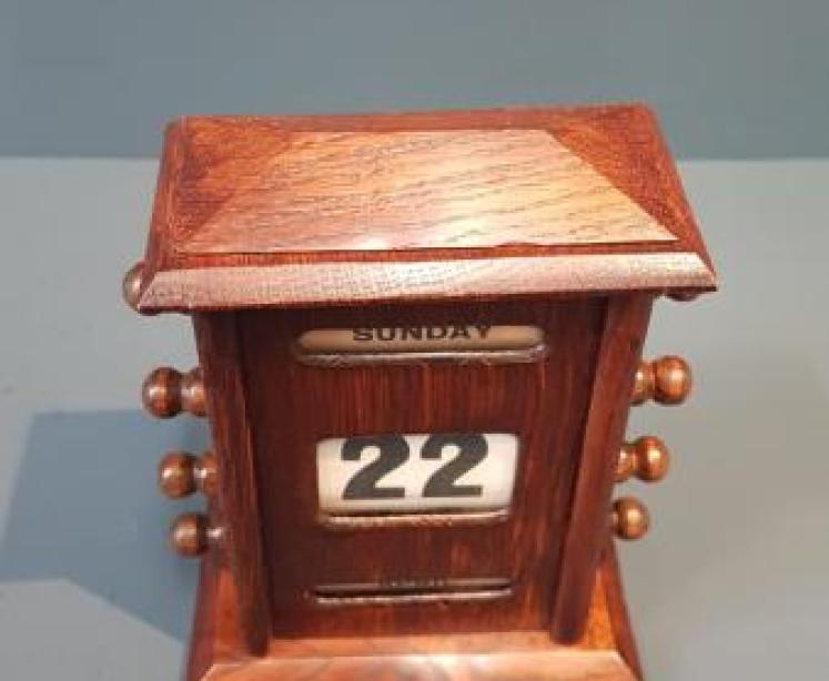 Edwardian Oak Perpetual Desk Calendar - Image 3