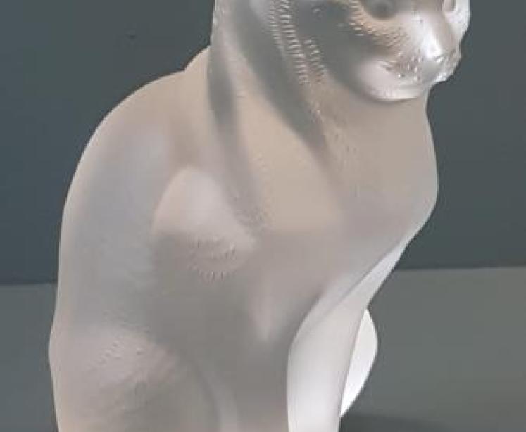 Large Lalique Opalescent Sitting Cat - Image 1