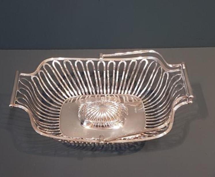 Fine Quality Victorian Silver Bread Basket - Image 3