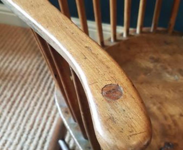 George III Sycamore and Ash Comb Back Windsor Chair - Image 5