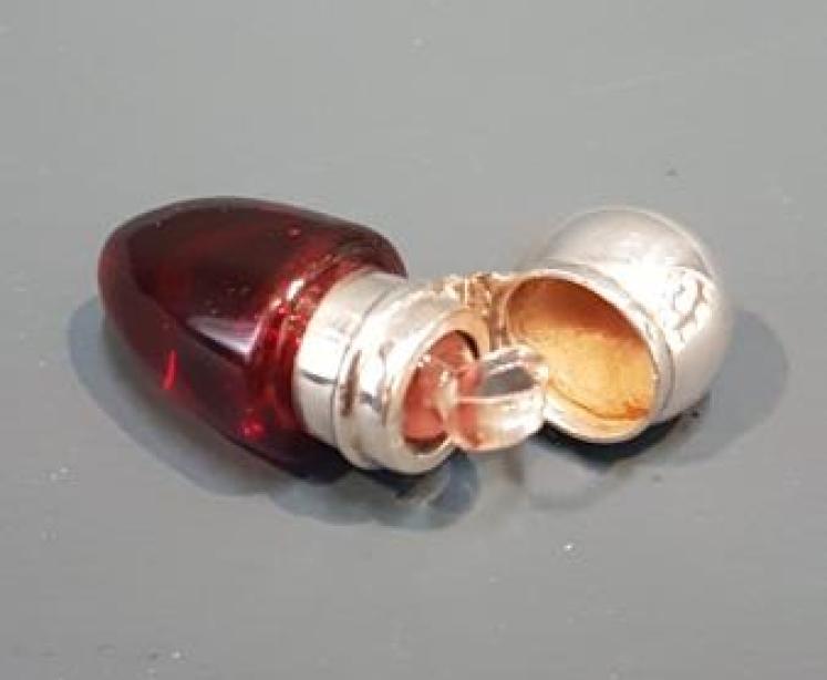 Victorian Silver Topped Pocket Scent Bottle - Image 3