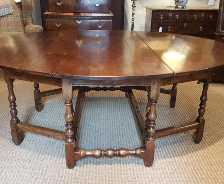 George II Yew 10 seater Oval Table - Image 1