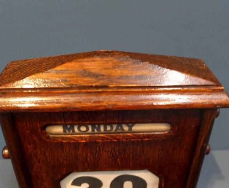 Edwardian Polished Oak Perpetual Desk Calendar - Image 4