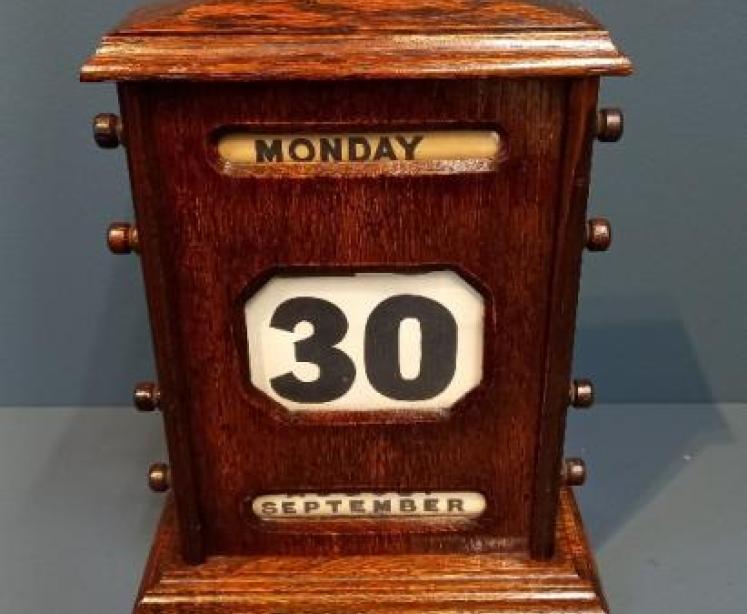 Edwardian Polished Oak Perpetual Desk Calendar - Image 7