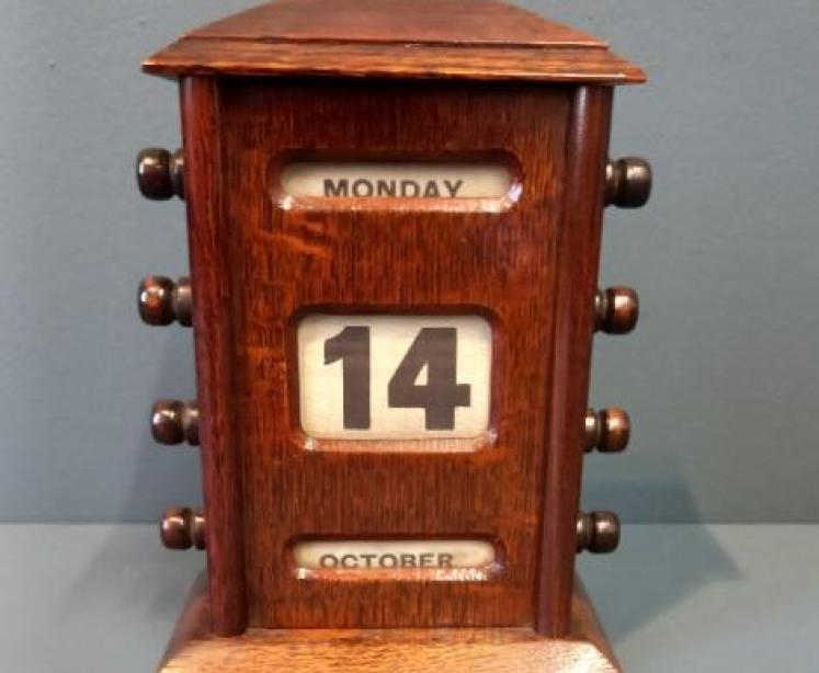 Edwardian Polished Oak Perpetual Desk Calendar - Image 1