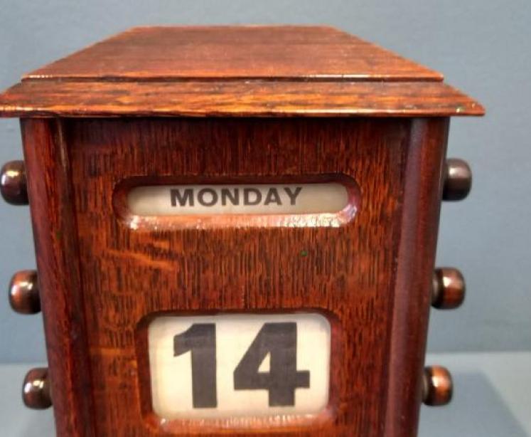 Edwardian Polished Oak Perpetual Desk Calendar - Image 3