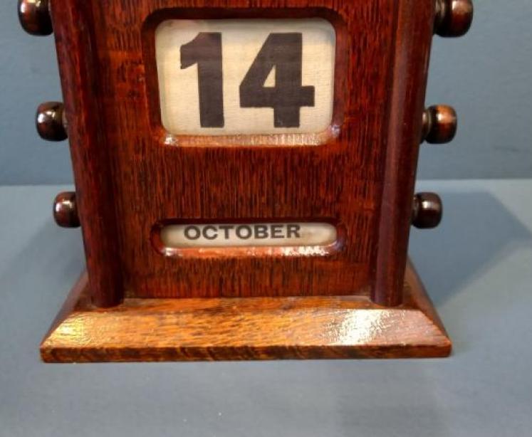 Edwardian Polished Oak Perpetual Desk Calendar - Image 4