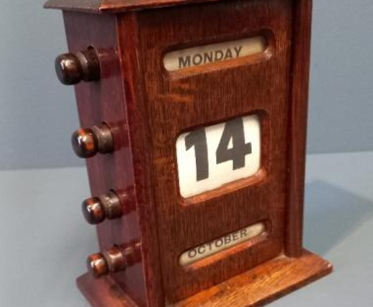 Edwardian Polished Oak Perpetual Desk Calendar - Image 7