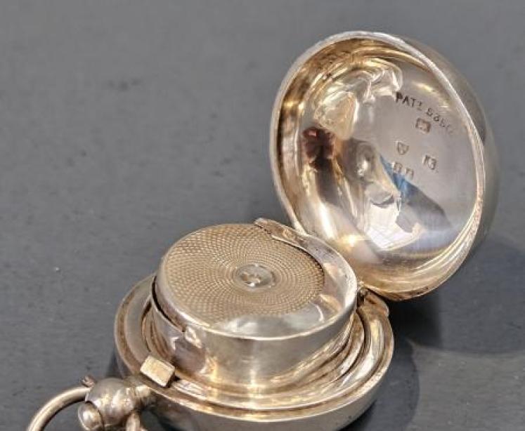 Unusual Silver Double Sovereign Case - Image 4