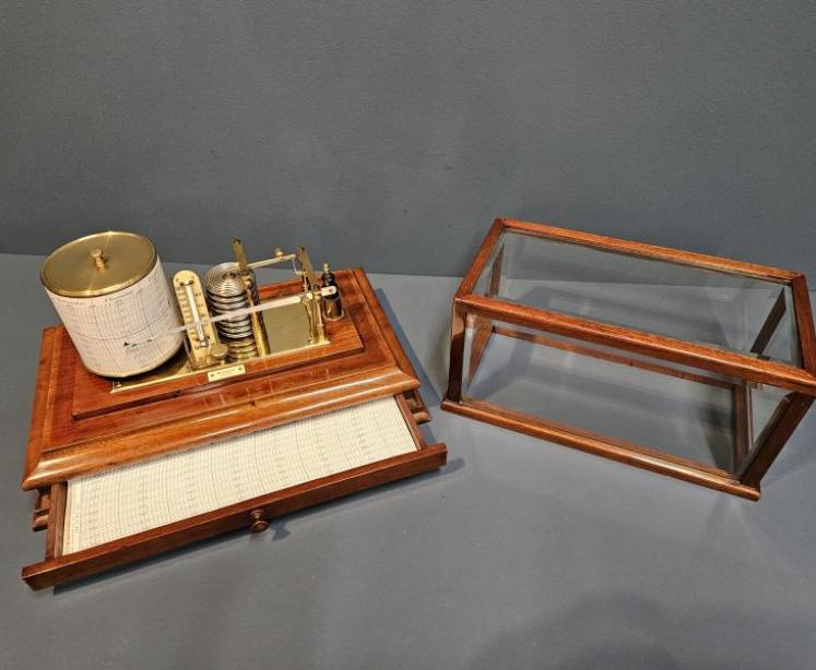 Fine Quality Walnut Cased Barograph by Dollond London - Image 5