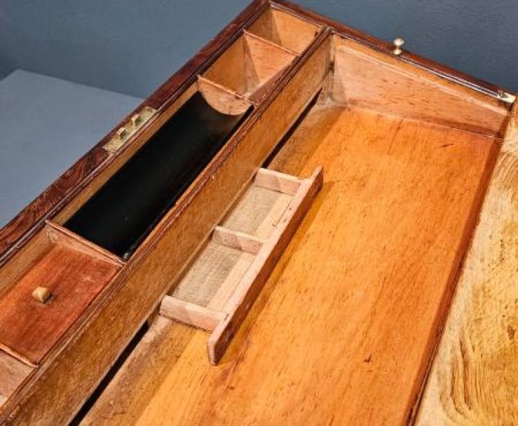 Early Victorian Burr Oak and Yew Writing Slope - Image 4