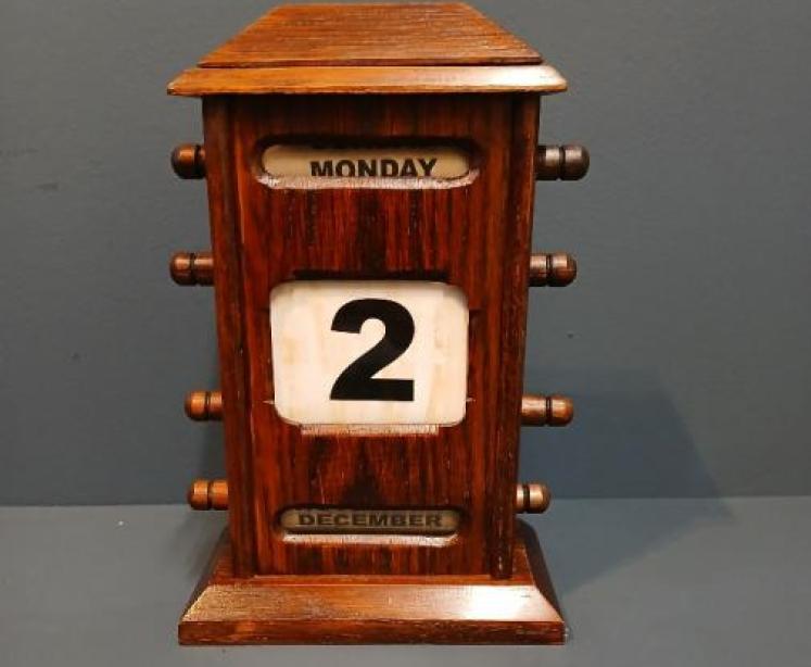 Edwardian Period Oak Perpetual Desk Calendar - Image 1