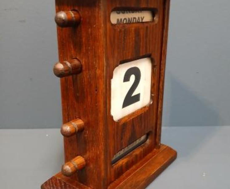 Edwardian Period Oak Perpetual Desk Calendar - Image 3