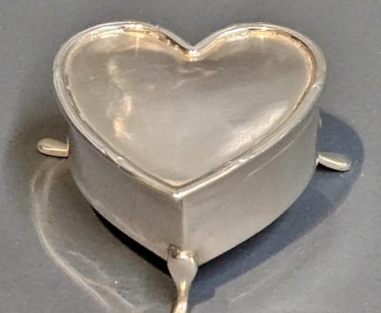 George V Silver Heart Shaped Ring Box - Image 1