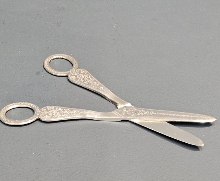 Victorian Engraved Silver Grape Scissors  - Image 6
