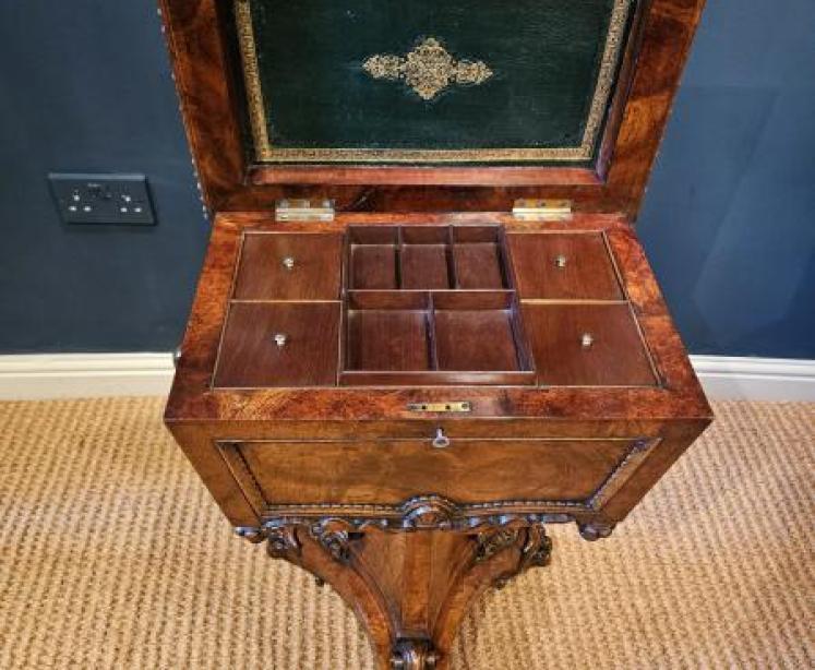 William IV Walnut Teapoy  - Image 5
