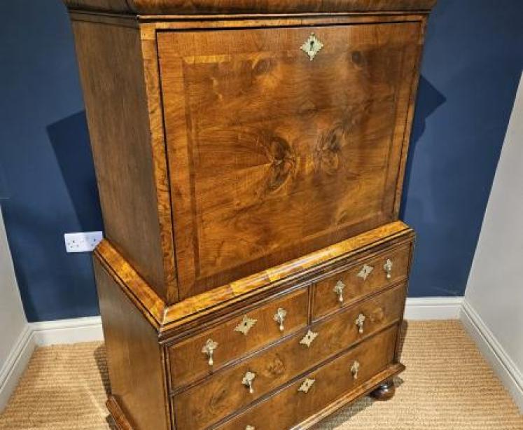 Small Proportioned William and Mary Walnut Escritoire - Image 3