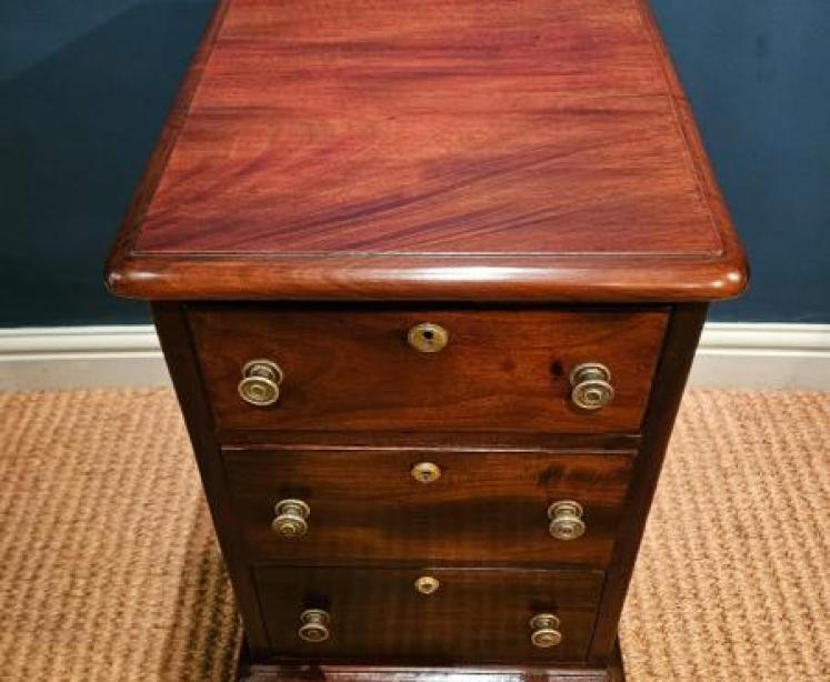 Pair of Victorian Mahogany Bedside Chests - Image 5