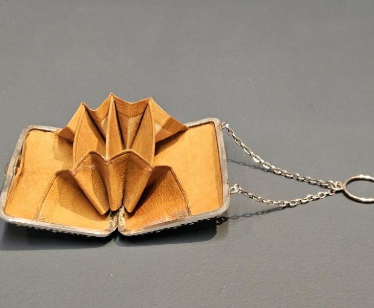 Edwardian Silver Purse with Daisy Design - Image 5