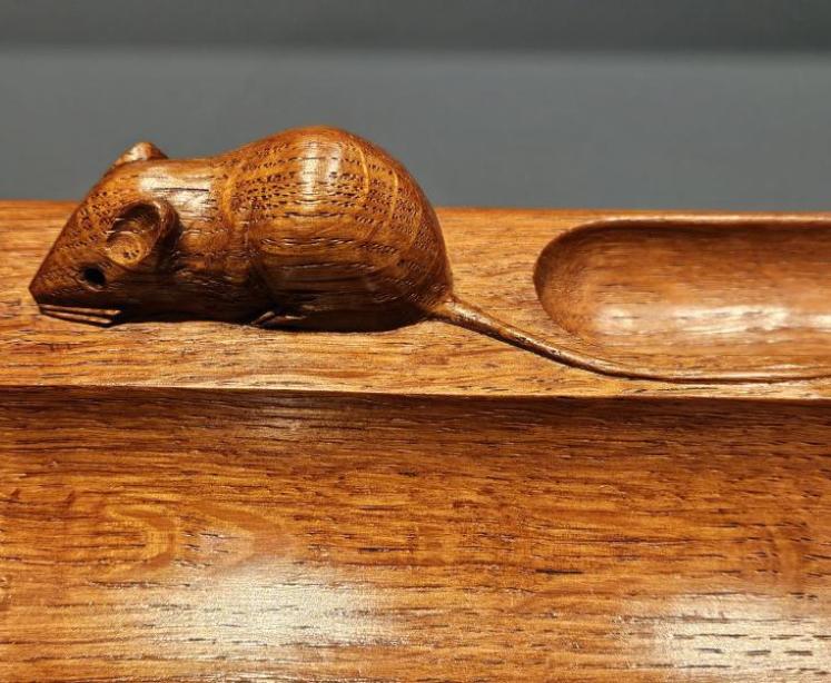 Thompsons of Kilburn Mouseman Desk Tidy and Pen Tray - Image 4