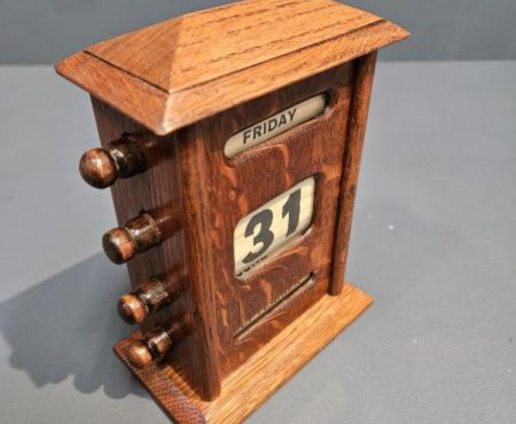 Edwardian Oak Perpetual Desk Calendar - Image 5
