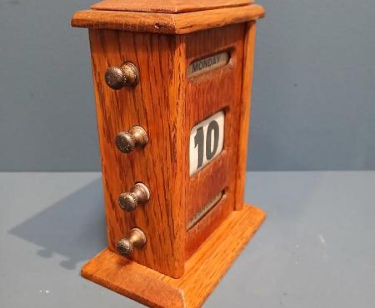 Edwardian Perpetual Golden Oak Desk Calendar - Image 2