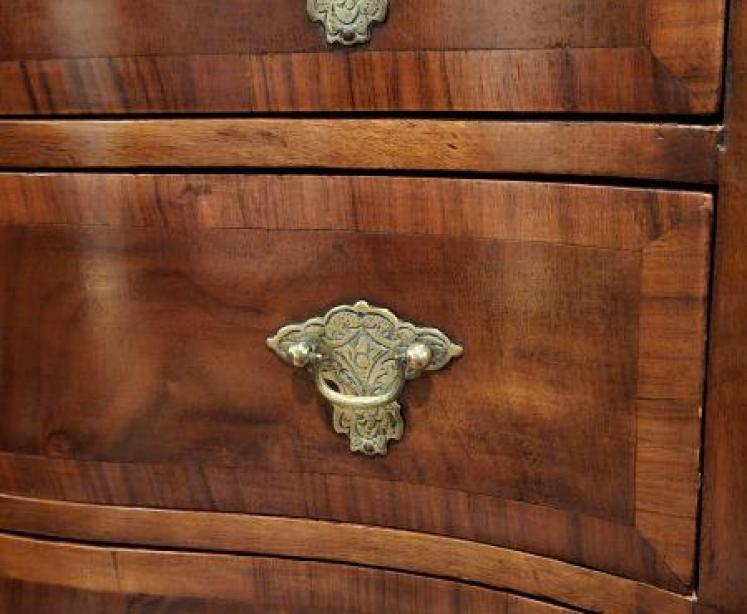 Edwardian Walnut Serpentine Chest of Drawers - Image 7